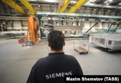 Германия, Крефельд. В сборочном цехе завода Siemens, выпускающем электропоезда