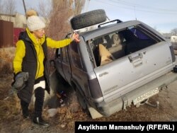 Лаура Нургалиева показывает место, где погибли ее муж Кайрат Нургалиев и их друг Андрей Карпиленко. Их расстреляли военные. Талдыкорган. 12 января 2022 года