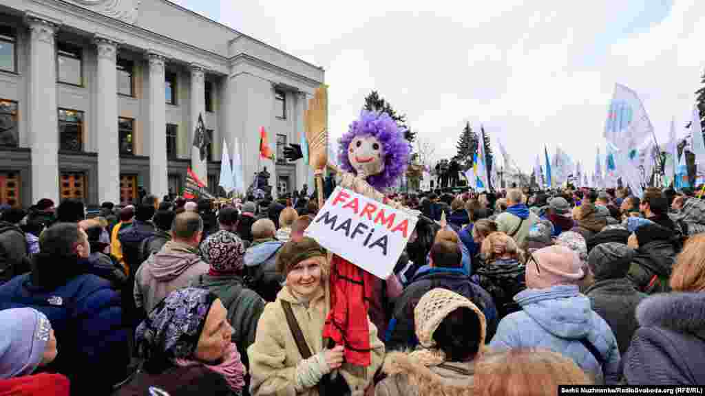 3 листопада. Біля будівлі Верховної Ради України зібралися кілька сотень людей із вимогою припинити&nbsp;&laquo;примусову&raquo; вакцинацію та скасувати обмеження &laquo;червоної зони&raquo;. Більше про акцію антивакцинаторів тут &nbsp; &nbsp; 