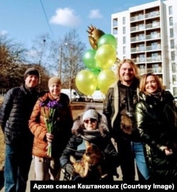 Милана вместе с родителями и близкими