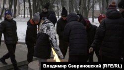 Великий Новгород, кремль. Подростки у Вечного огня