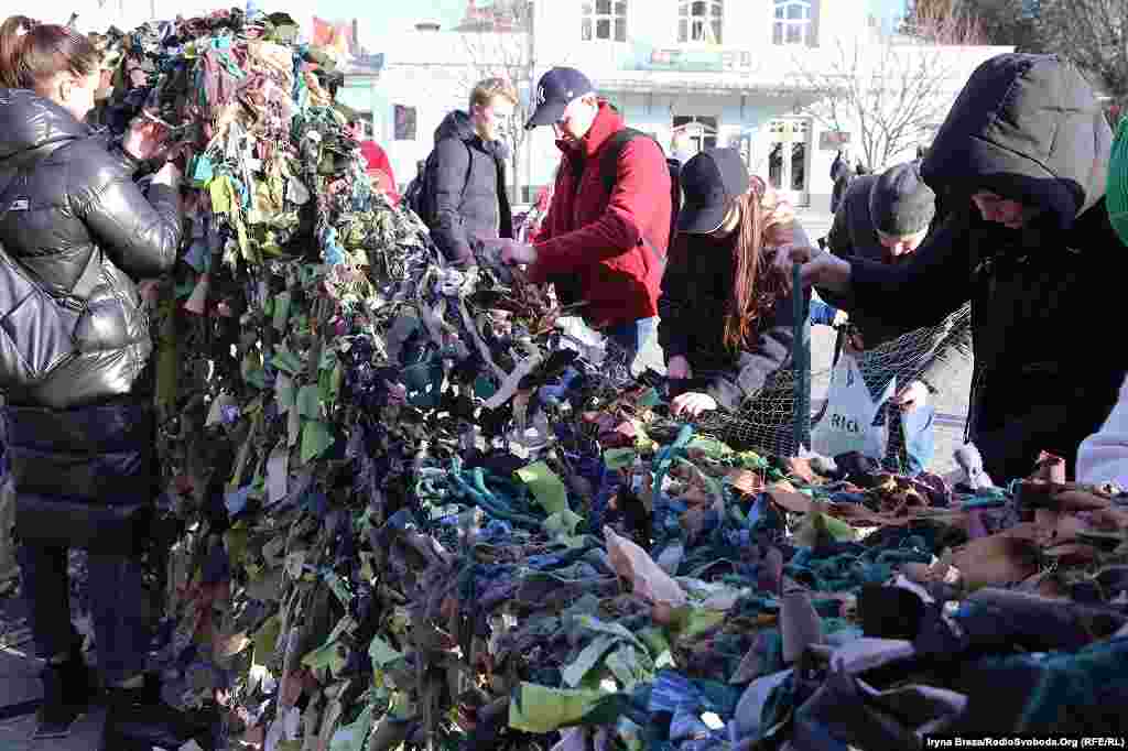 Центр Ужгорода, площа Театральна. Тут кожен може приєднатися і допомогти волонтерам