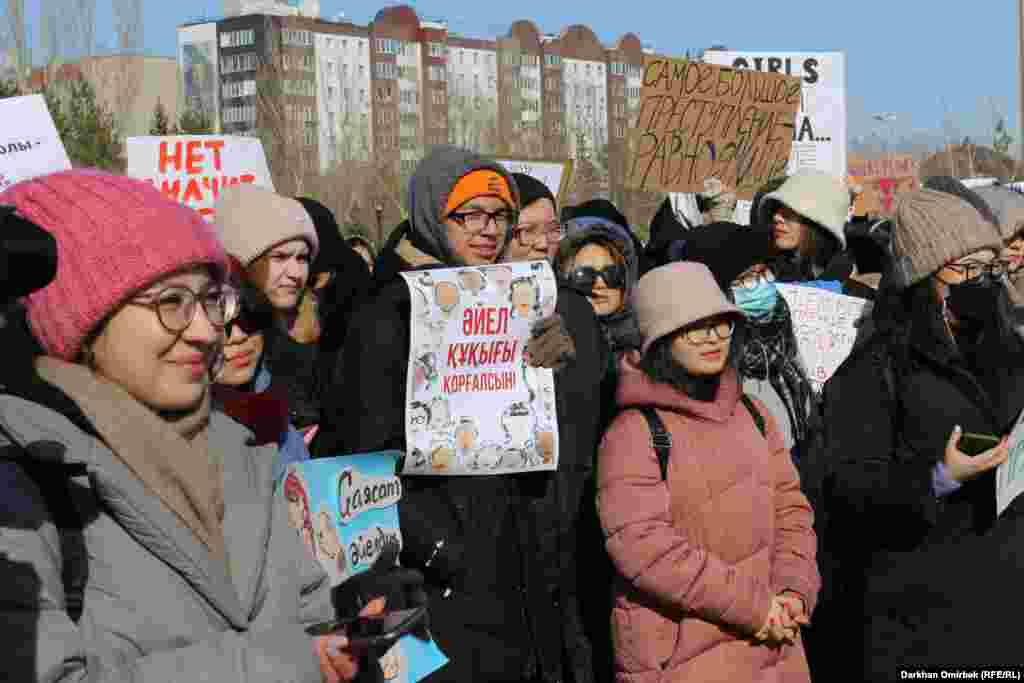 На митинге было немало мужчин. Они также призывали соблюдать права женщин