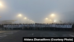 Протестующие на площади с огромной растяжкой «Мы простой народ. Мы не террористы». Алматы, 6 января 2022 года. Фото Айданы Жанадиловой