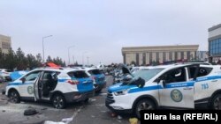 Поврежденные машины полиции на площади после ночных погромов