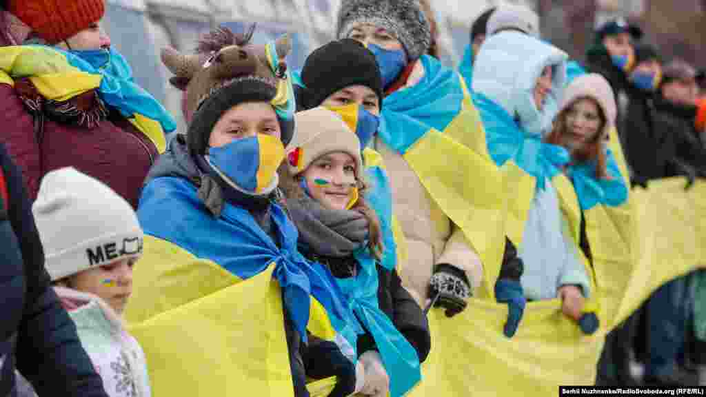 З лівого берега люди несли жовту стрічку, тоді як назустріч їм рухались із блакитною