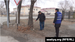 Родственник семьи Сейткуловых показывает место, где были застрелены Нурболат, Алтынай и их дочь Нурай. Талдыкорган, 12 января 2022 года