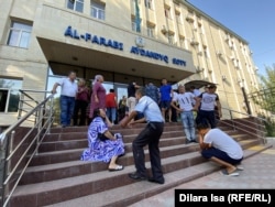 Родные и друзья активистов плачут у здания суда после оглашения приговора. Шымкент, 15 июля 2022 года