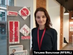 Полина Костылева в помещении петербургского штаба Навального