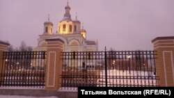 Храм Святой Троицы, подворье, вдали – дом 20