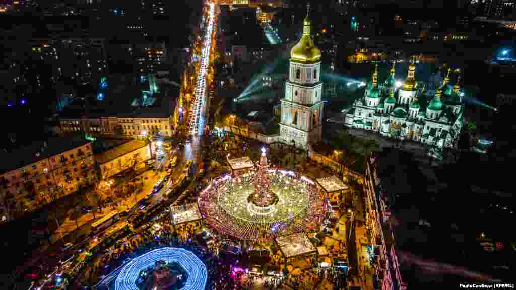 Головна різдвяно-новорічна ялинка України на Софійській площі у столиці біля Софії Київської, собору періоду України-Русі (1011 рік)