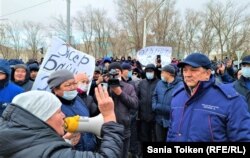 Аким Мангистауской области Нурлан Ногаев вышел к протестующим в Жанаозене. 3 января 2022 года