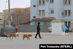 Сотрудник полиции на центральной площади Жанаозена. Мангистауская область, 16 декабря 2021 года