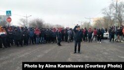 Жанаозенцы вышли на протест 2 января. Ночь на понедельник сотни людей провели на центральной площади