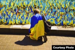 Украинские флажки, символизирующие погибших граждан. На каждом флажке написано имя погибшего человека. Киев, Украина, август 2022 года. Фото Тимура Нусимбекова