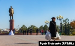 Памятник Исламу Каримову в Самарканде. Узбекистан, 29 ноября 2019 года