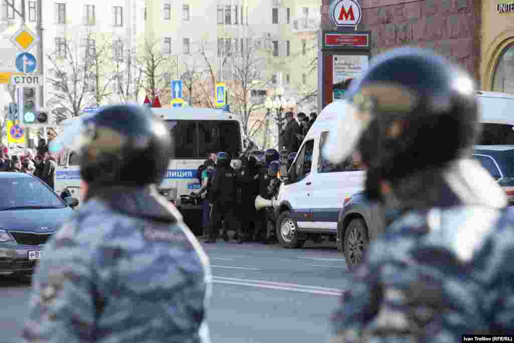 В полицию в воскресенье также были доставлены сотрудники Фонда борьбы с коррупцией (ФБК), которые вели онлайн-трансляцию с антикоррупционных митингов по всей стране.