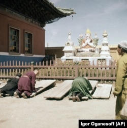 Верующие в монастыре Гандан в Улан-Баторе в 1962 году. В то время молиться в монастыре позволялось только пожилым буддистам, а молодым монголам разрешалось только в качестве «случайных зрителей», гласит описание этой фотографии