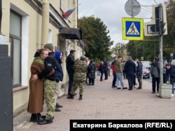 У военкомата Московского района