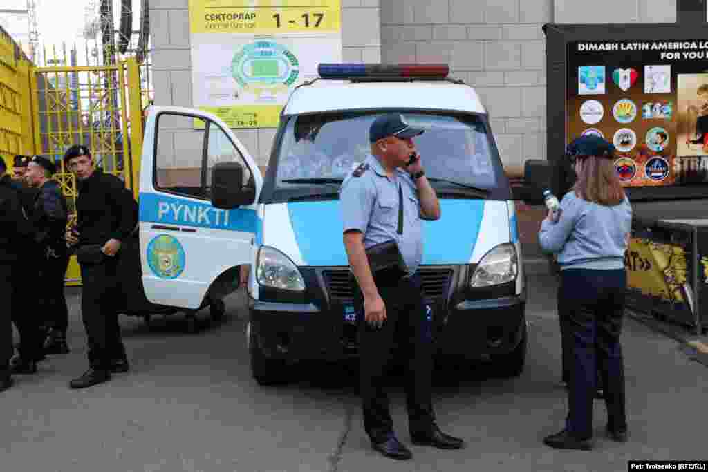 На стадионе было много полицейских и собровцев. Накануне выступления Димаша начальник департамента полиции Алматы Арыстангани Заппаров сообщил, что для обеспечения безопасности на концерте будет задействовано 2,5 тысячи сотрудников&nbsp;