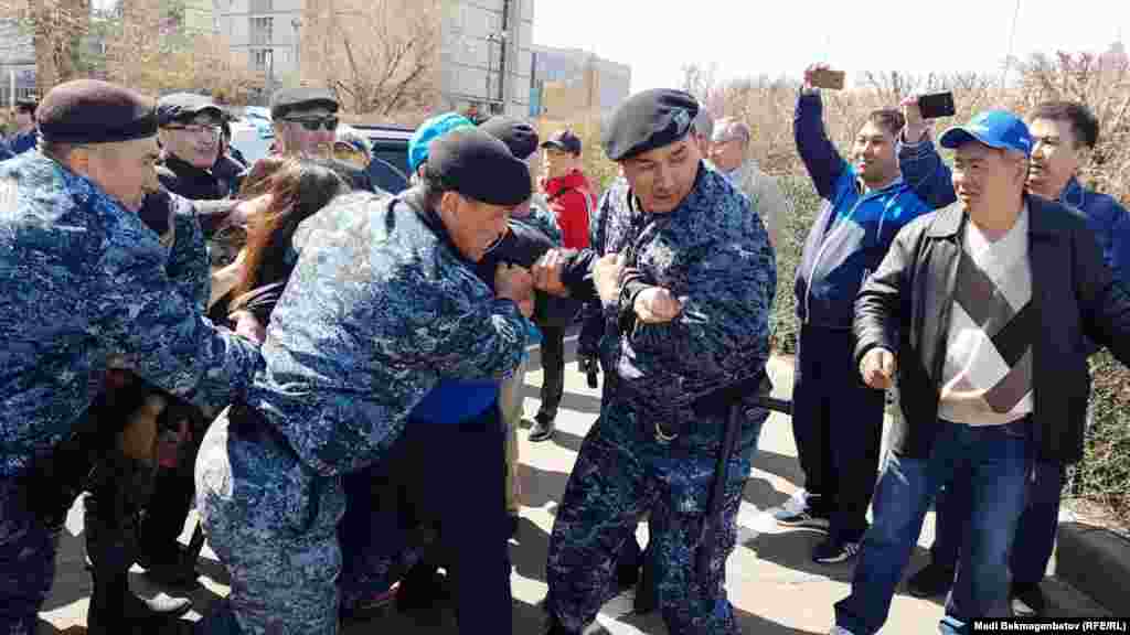 Люди скандировали: &laquo;Свободу политзаключенным!&raquo;, &laquo;Бостандық!&raquo; (&laquo;Свободу!&raquo;), &laquo;Позор!&raquo;