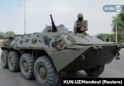 Узбекский военный на улице в Нукусе, столице Каракалпакстана, 3 июля 2022 года