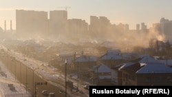 Дым из печных труб частного сектора, поднимающийся над Астаной.