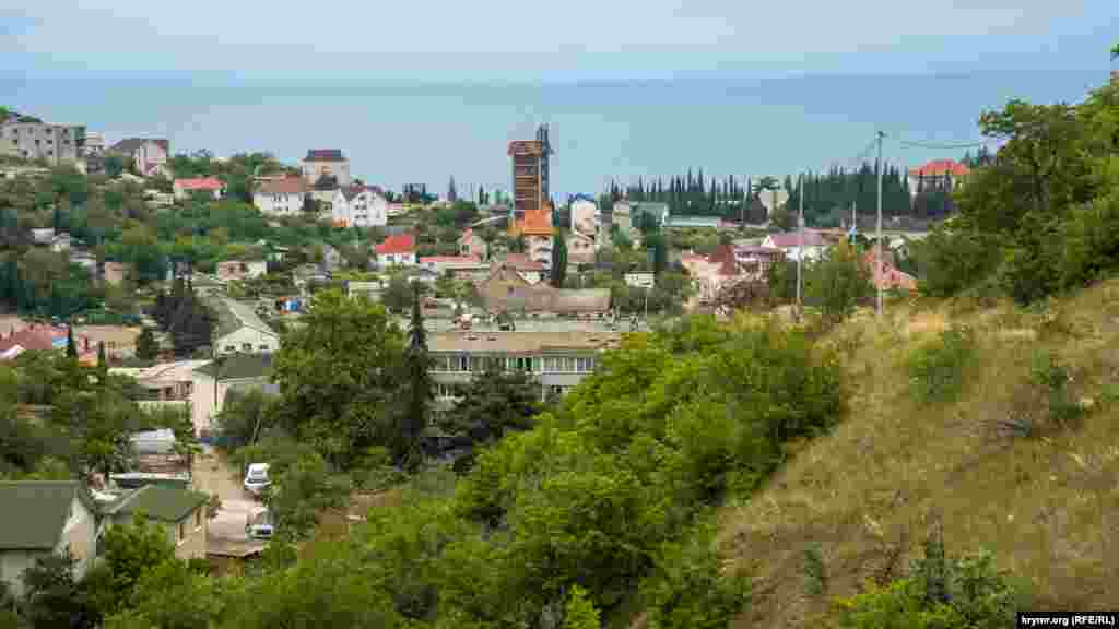 Краєвид на село з гірських схилів