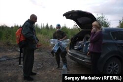 Люди приезжают помогать тушить пожары