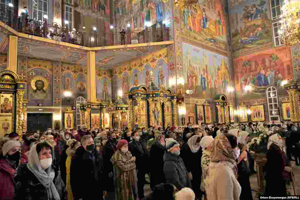 Праздничная служба началась в 22 часа по местному времени. К полуночи в церкви собралось несколько сотен людей.