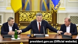 Президент Украины Петр Порошенко и заместители председателя Меджлиса крымскотатарского народа Ахтем Чийгоз (л) и Ильми Умеров (п). Киев, 27 октября 2017 года