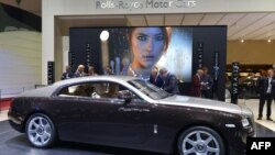 Автомобиль британского автоконцерна Rolls-Royce на Женевском автосалоне. Март 2013 года.