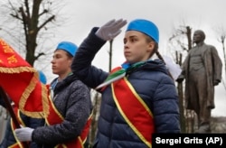 Белорусские пионеры у памятника Ленину в Минске.