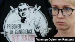 Учасниця мітингу вимагає звільнення режисера Олега Сенцова та інших українських політв'язнів, яких утримуть у тюрмах в Росії та в окупованому Криму. Майдан Незалежності в Києві, 13 липня 2018 року