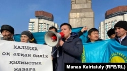 Жанболат Мамай (в центре) выступает на митинге 