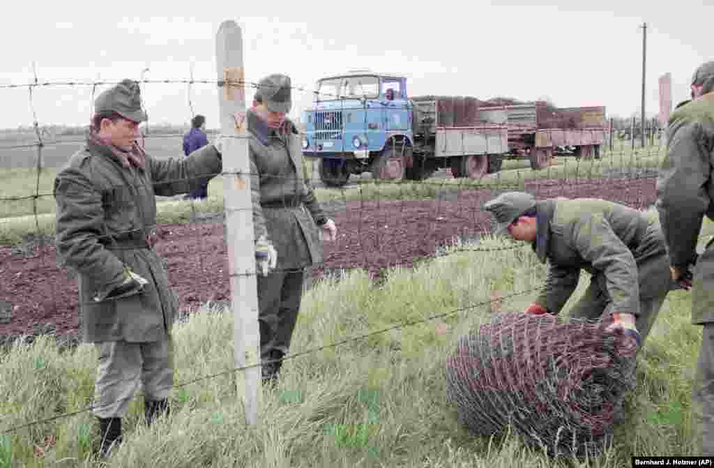 Венгерские пограничники убирают &laquo;железный занавес&raquo;, снятый на границе с Австрией, май 1989 года. &laquo;Я вычеркнул эту статью из бюджета&raquo;, &mdash; позже вспоминал Немет о решении демонтировать пограничный забор