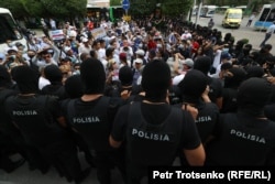 Полиция берет в окружение участников протестной акции. Алматы, 6 июля 2021 года