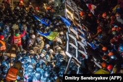 Поздно вечером 11 декабря спецназ штурмовал возведенные митингующими баррикады. Демонстранты отказались покинуть площадь и оказали яростное сопротивление милиционерам. Подразделение "Беркут" и другие силы МВД начали наступление на позиции евромайдановцев около двух часов ночи. Свое отвращение в связи с действиями силовиков выразил занимавший в то время пост госсекретаря США Джон Керри.