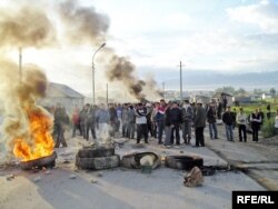 Жители Шанырака в ожидании полицейских. Алматы, 14 июля 2006 года.