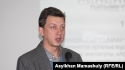 Депутат Верховной Рады Украины Олесь Доний. Алматы, 6 декабря 2012 года.