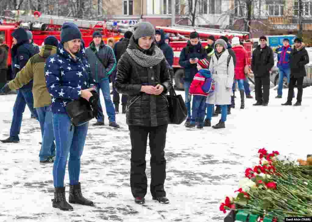 Жители Кемерова скорбят по погибшим.