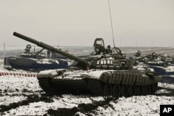 Російські танки T-72B3 на полігоні «Кадамовський» в Ростовській області. Січень 2022 року