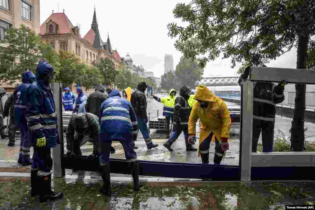 В столице Словакии Братиславе (на фото) и столице Венгрии Будапеште установили заграждения, пытаясь сдержать большую воду.&nbsp;Уровень реки Дунай поднялся. В Праге река Влтава вышла из берегов&nbsp;