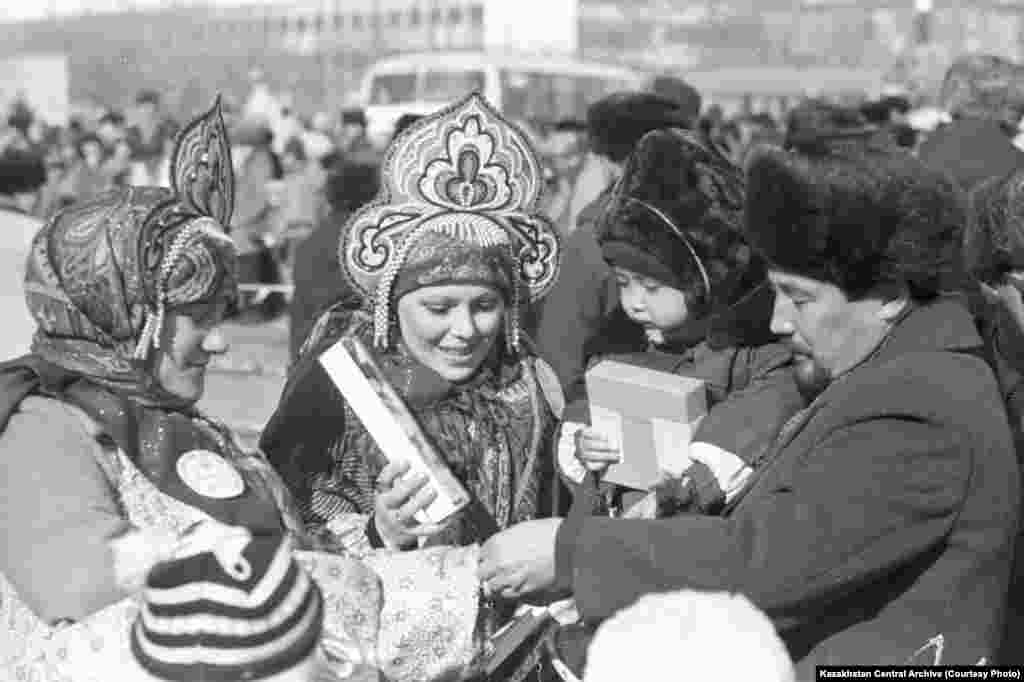 Целиноград, 1989 год. Автор съемки: В. Корчин. На празднике Наурыз.