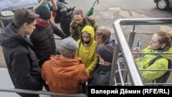 Слушатели около суда в Архангельске