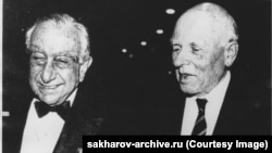 Сахаров (справа) встретился в ноябре 1988 года в Вашингтоне с американским физиком Эдвардом Теллером, которому в значительной степени приписывают создание американской водородной бомбы. Встреча воспринималась как знак смягчения международного климата.