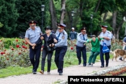 Задержания людей во время митинга. Алматы, 9 июня 2019 года.