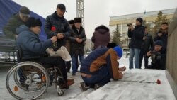 Память погибших в авиакатастрофе почтили в субботу в Уральске, административном центре Западно-Казахстанской области. Местные активисты зажгли свечи и возложили цветы к памятнику Абаю.