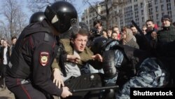 Полиция задерживает участника антикоррупционной акции в Москве. 26 марта 2017 года.