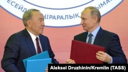 Нурсултан Назарбаев и Владимир Путин во время встречи в Челябинске. 9 ноября 2017 года.